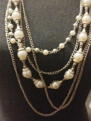 Collier fantaisie perlé sur cinq niveau