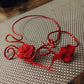 Collier artisanal rose rouge et plumes .