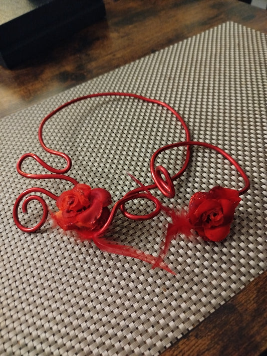 Collier artisanal rose rouge et plumes .