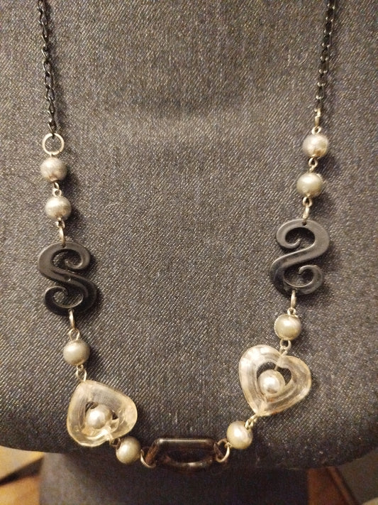 Collier fantaisie perles et décorations.