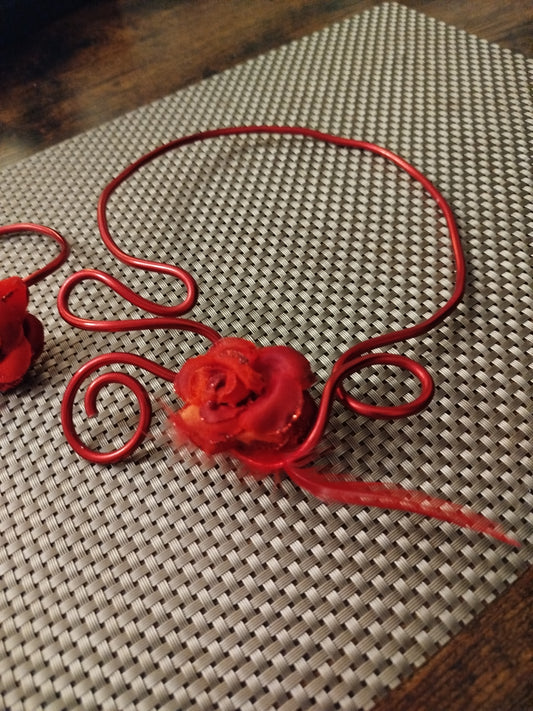 Collier artisanal rose rouge et plumes .