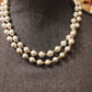 Collier fantaisie de perles couleur doré .