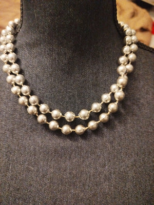 Collier fantaisie de perles couleur doré .