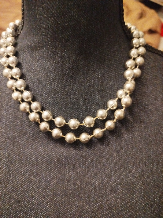 Collier fantaisie de perles couleur doré .