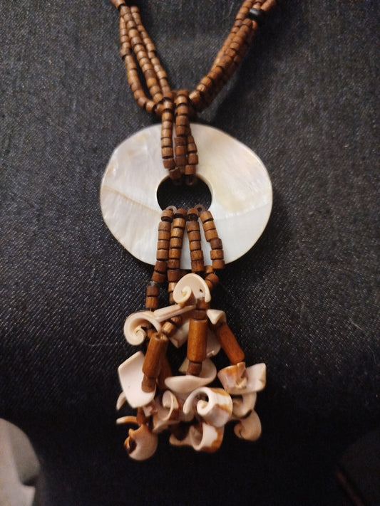 Collier fantaisie dans le style  africain