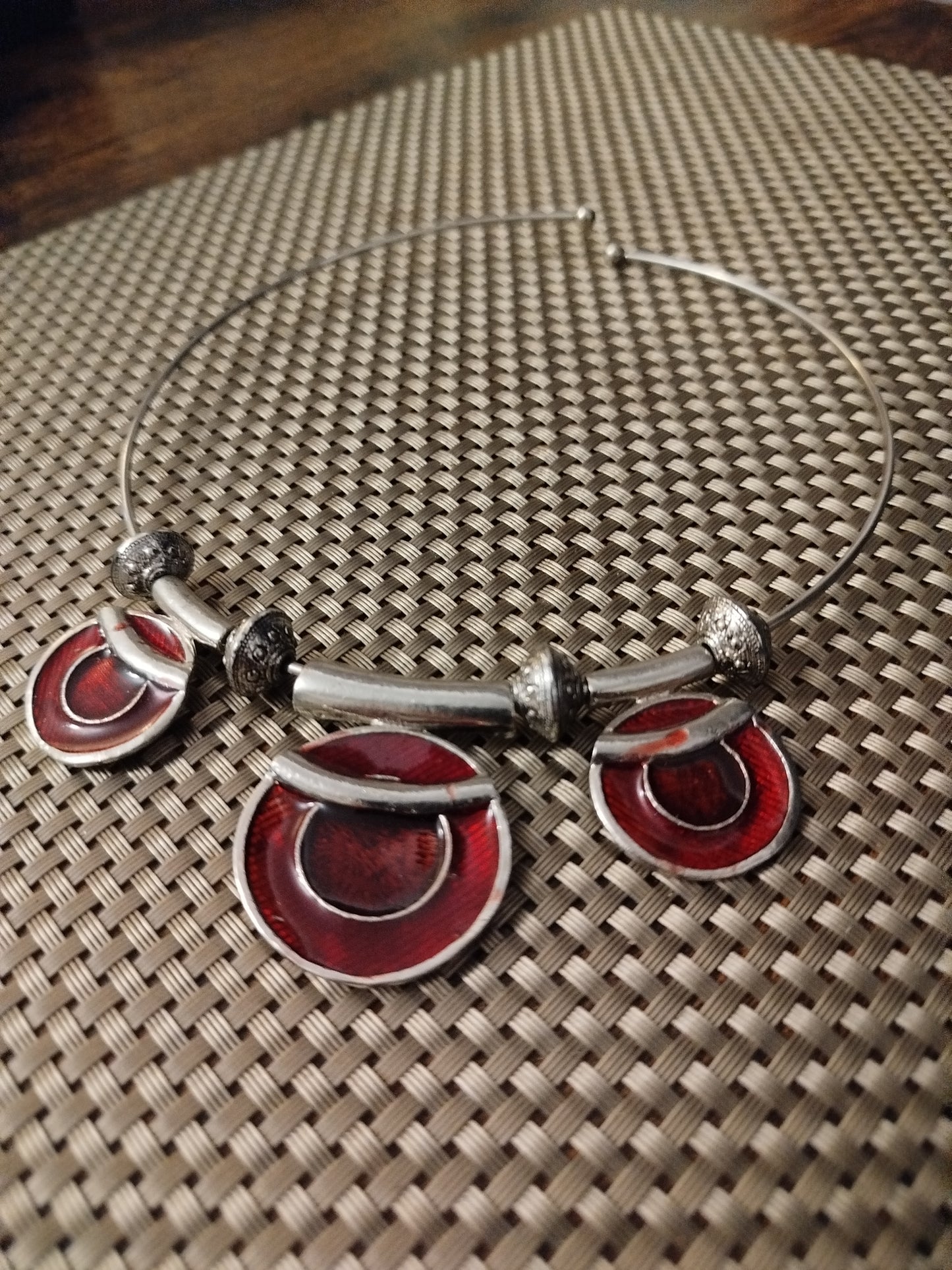 Collier seconde main formes rondes rouge