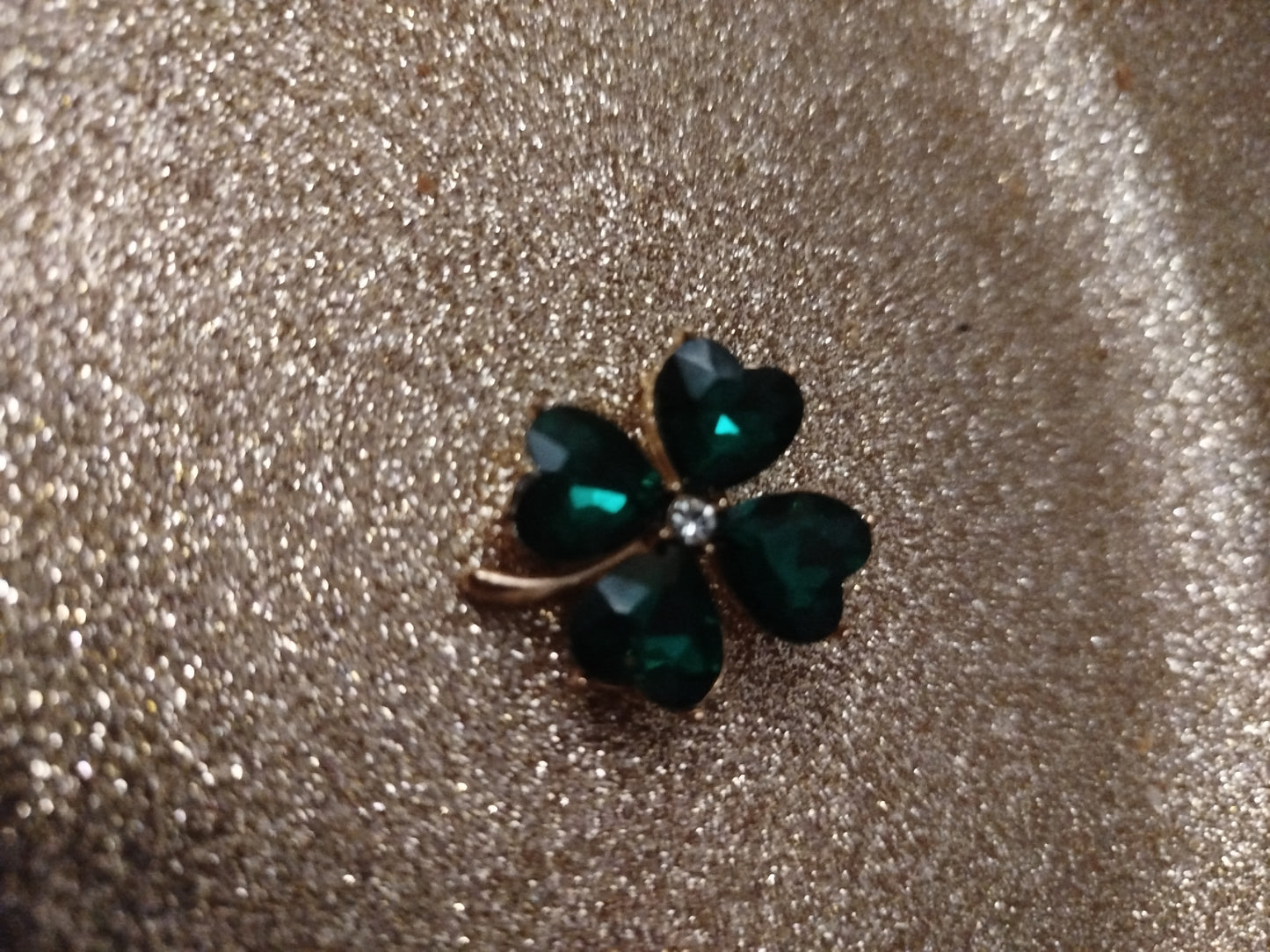 Broche trèfle st Patrick neuve .