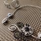 Collier artisanal gris .