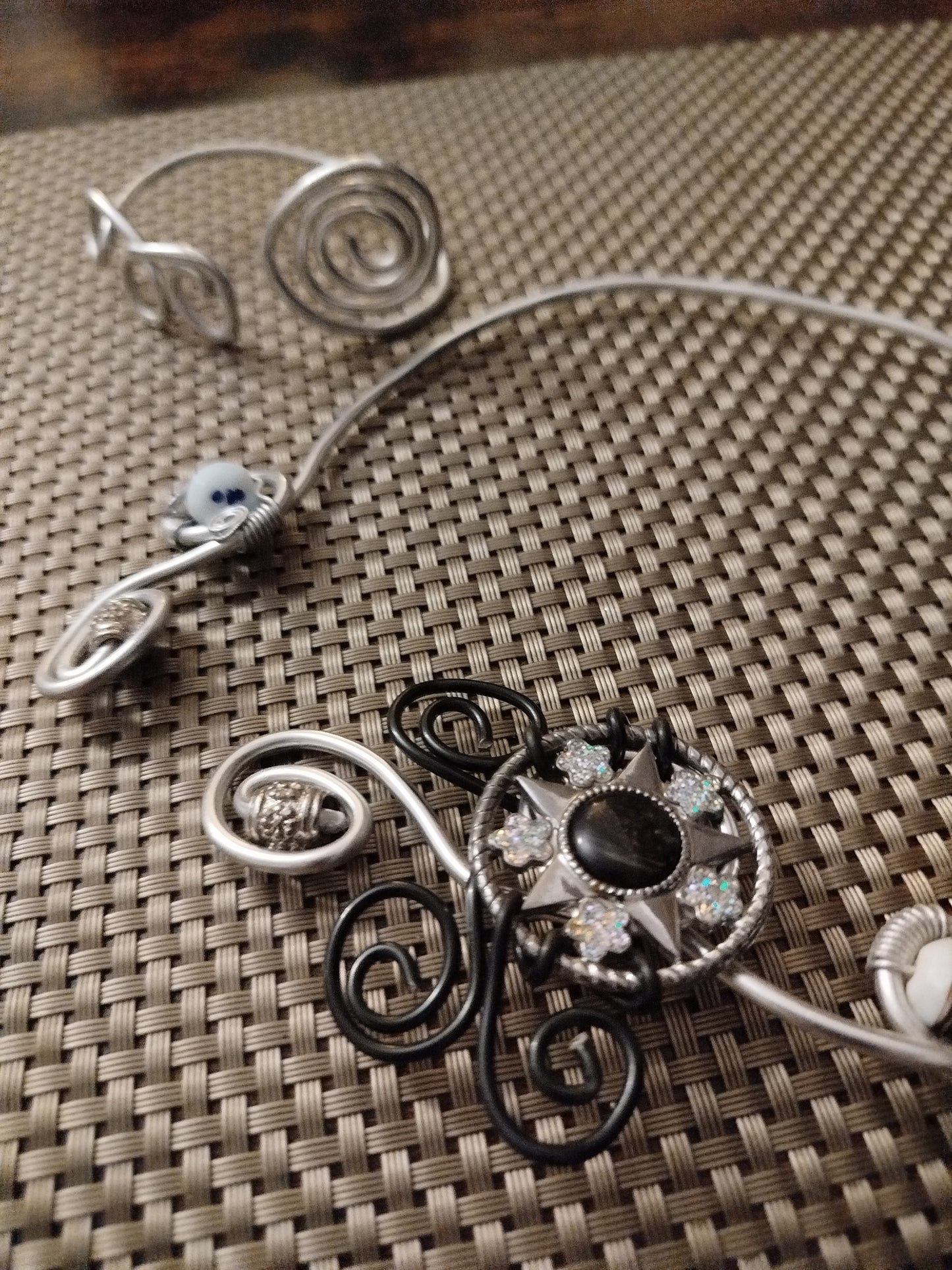 Collier artisanal gris .