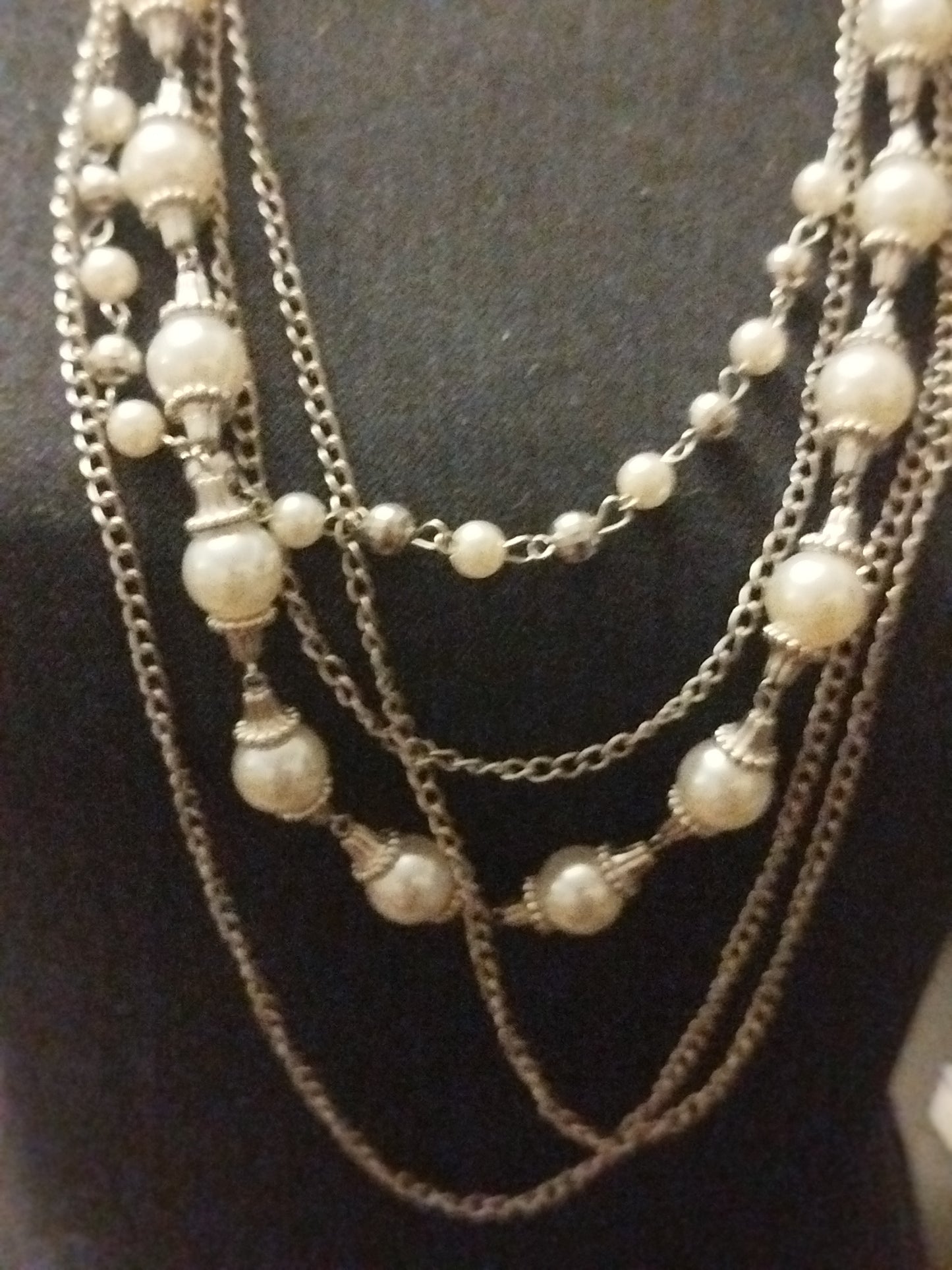 Collier fantaisie perlé sur cinq niveau
