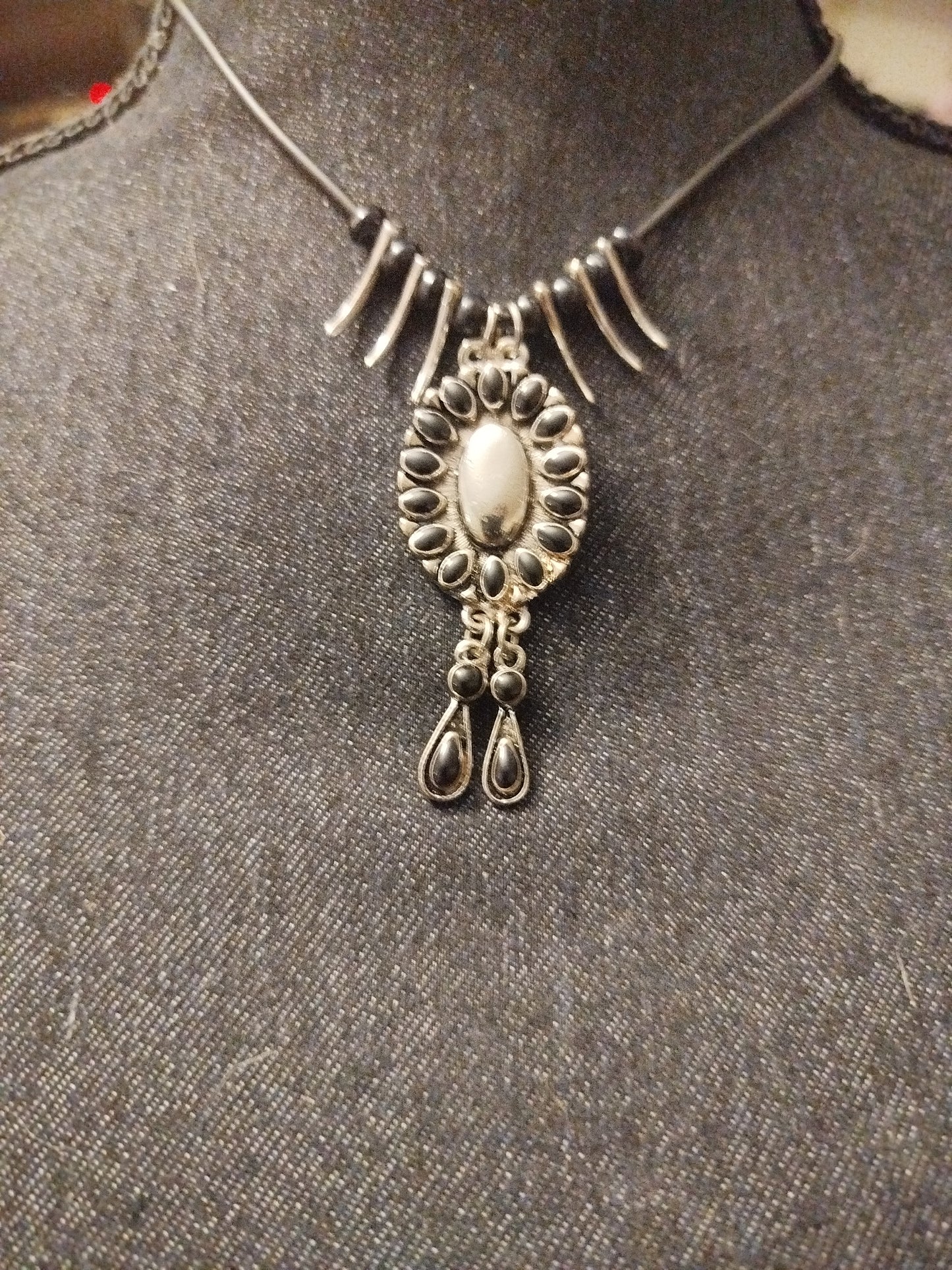 Collier fantaisie griffe et ovalie