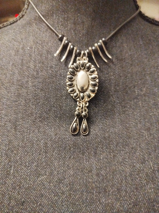Collier fantaisie griffe et ovalie