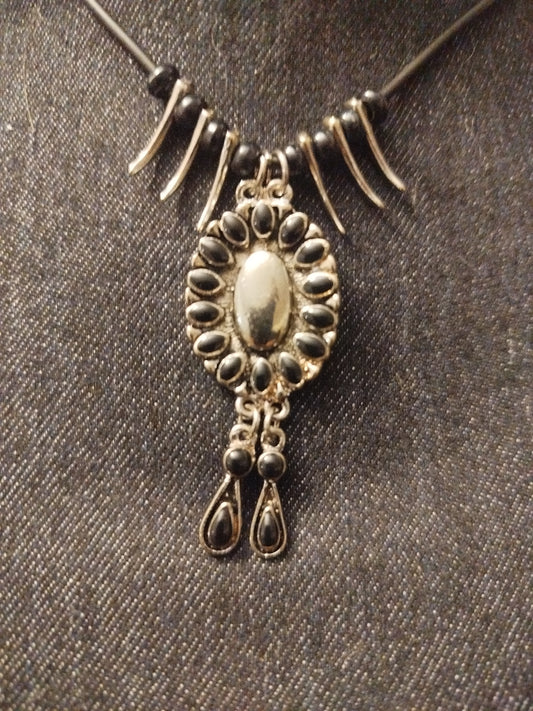 Collier fantaisie griffe et ovalie