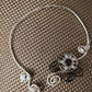 Collier artisanal gris .