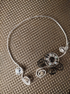 Collier artisanal gris .