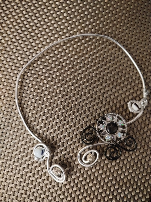 Collier artisanal gris .