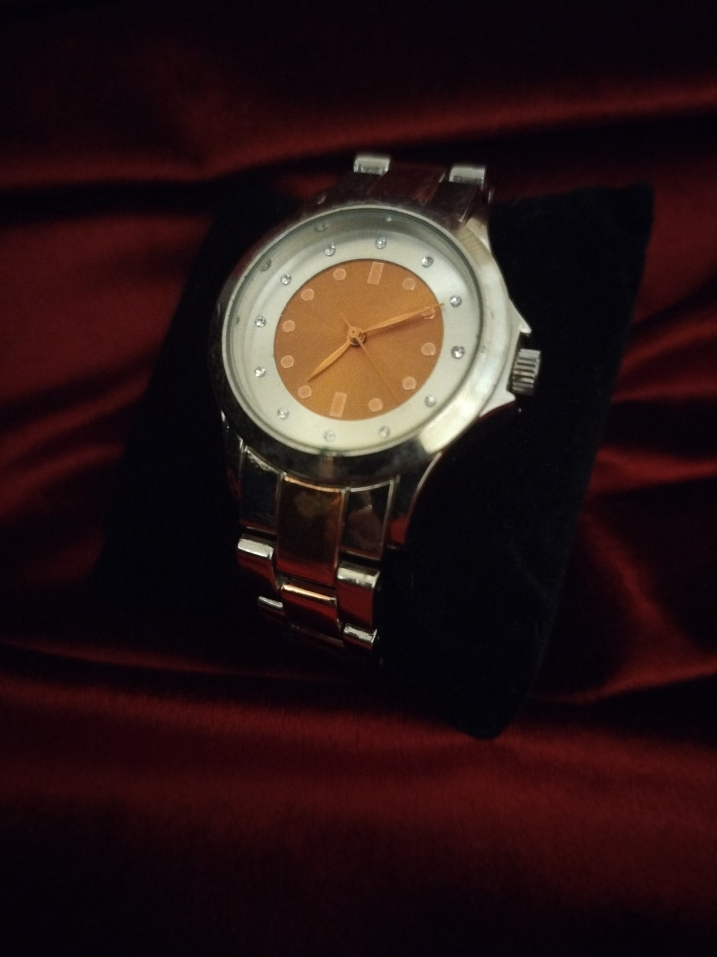 Montre femme de seconde main orange et silver .