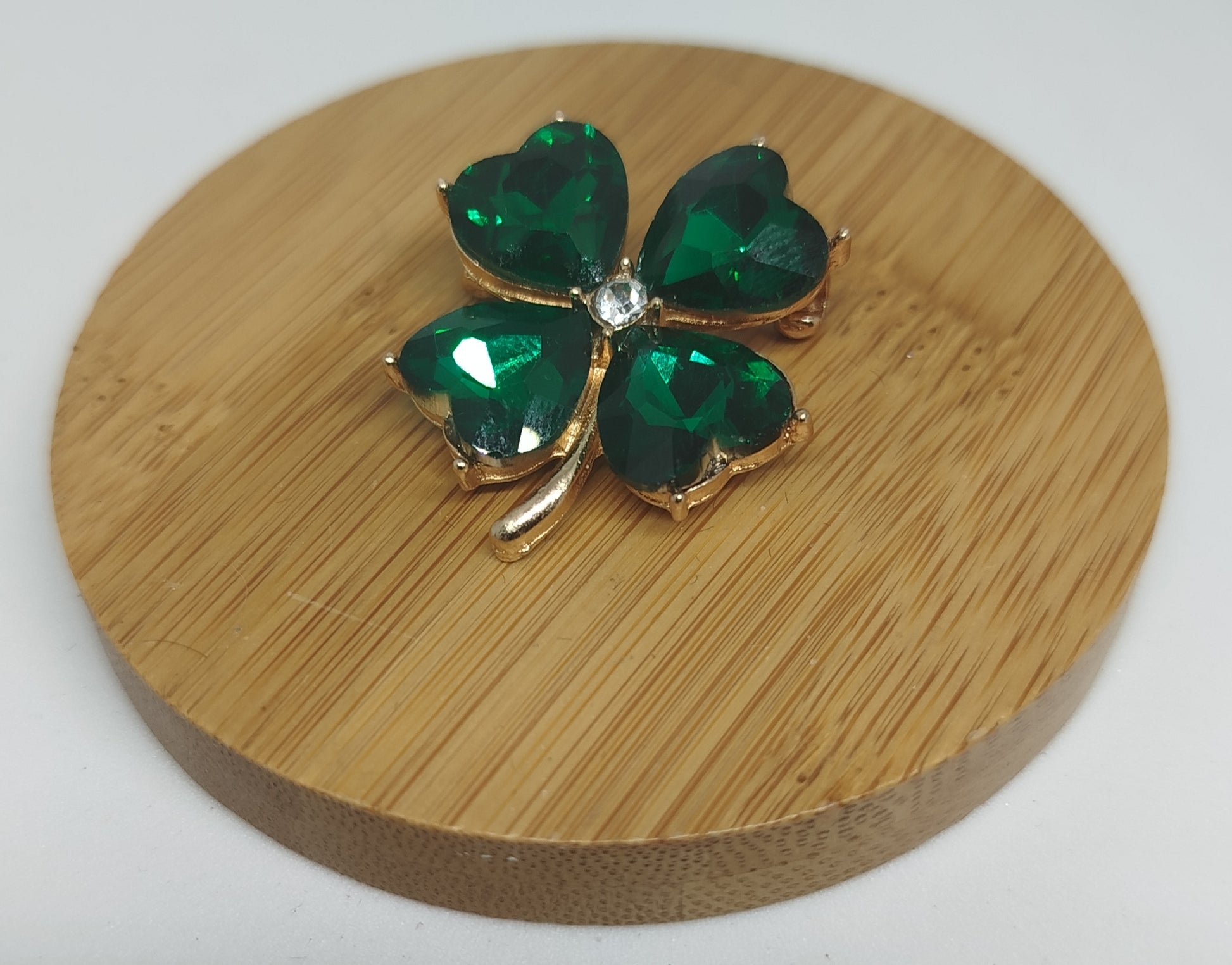 Magnifique broche trèfle vert émeraude 