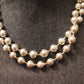 Collier fantaisie de perles couleur doré .