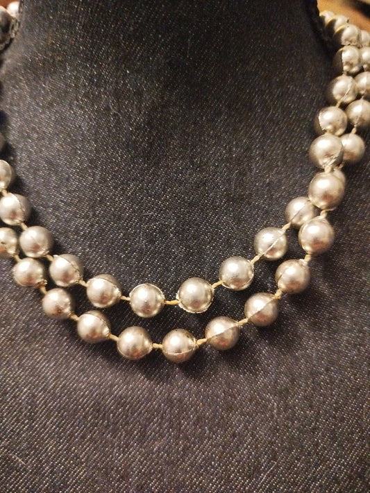 Collier fantaisie de perles couleur doré .