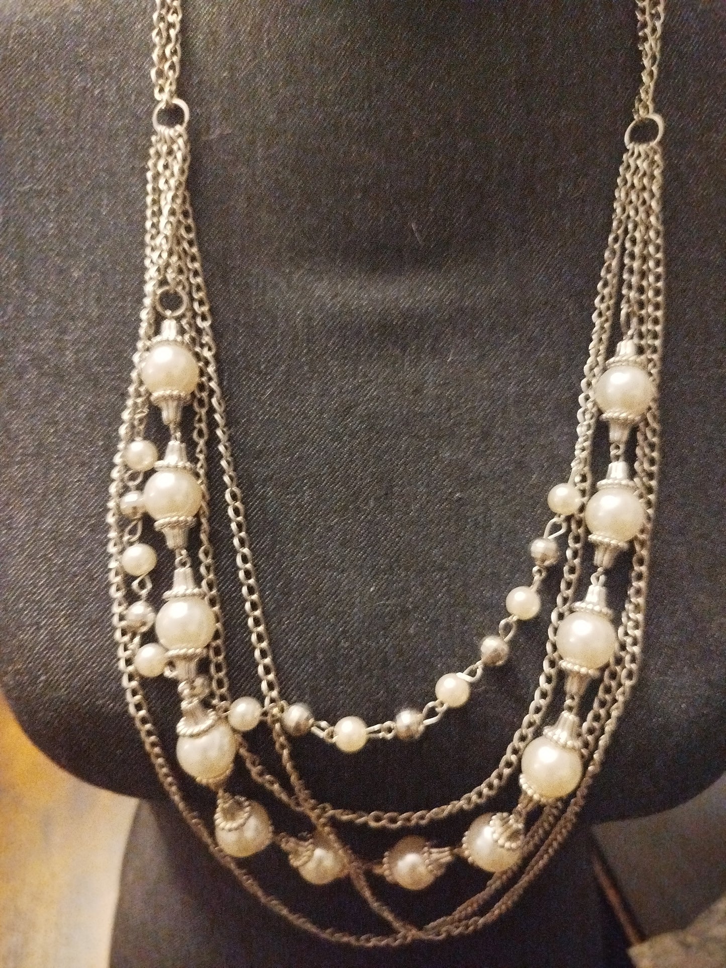 Collier fantaisie perlé sur cinq niveau