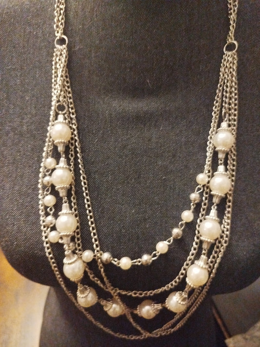 Collier fantaisie perlé sur cinq niveau