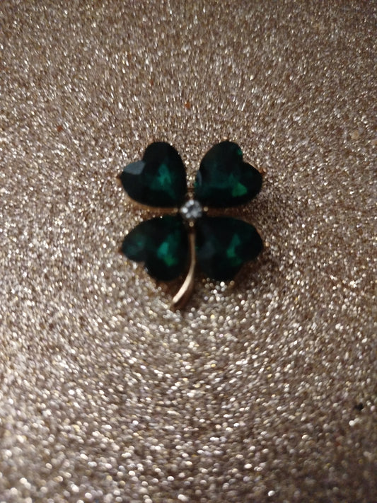 Broche trèfle st Patrick neuve .