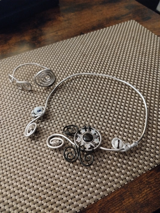 Collier artisanal gris .