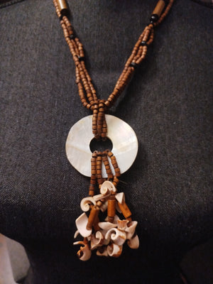 Collier fantaisie dans le style  africain