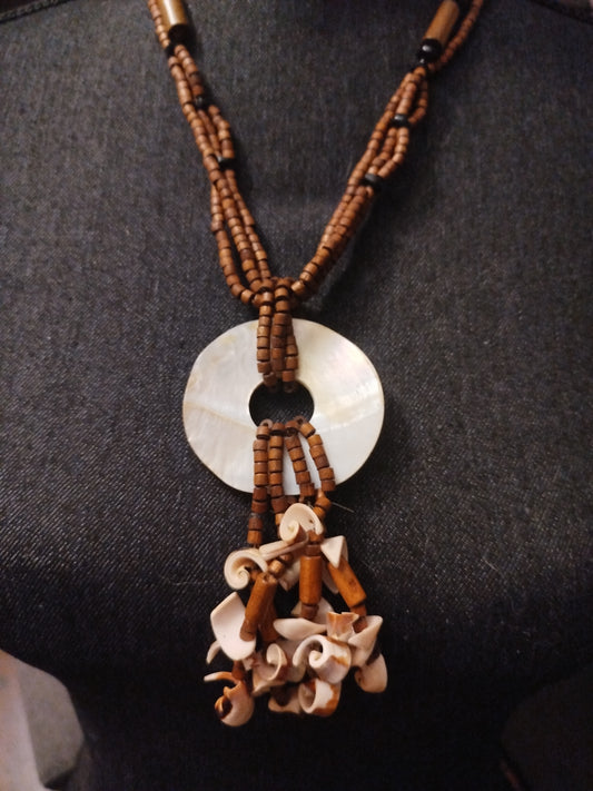 Collier fantaisie dans le style  africain
