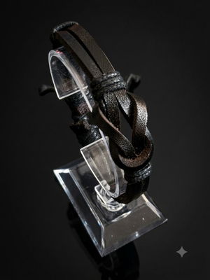 Bracelet simili-cuir tressé ajustable au poignet .