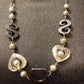 Collier fantaisie perles et décorations.