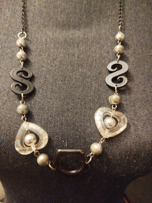Collier fantaisie perles et décorations.